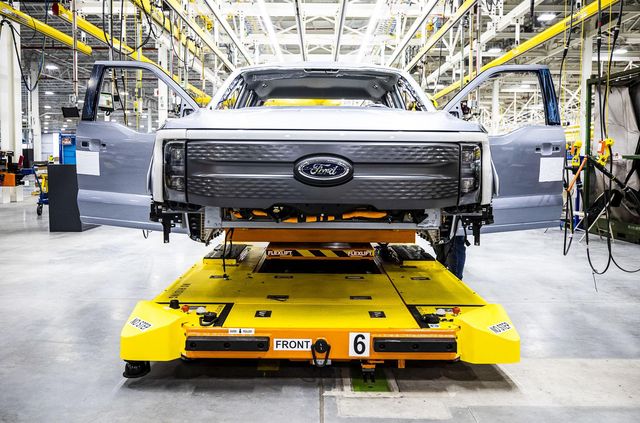Tesla продовжує пасти задніх: Ford запустив збірку електропікапів F-150 Lightning - фото 477522