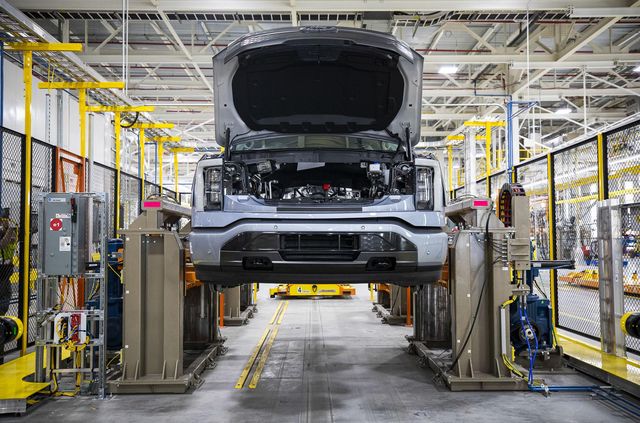 Tesla продовжує пасти задніх: Ford запустив збірку електропікапів F-150 Lightning - фото 477523