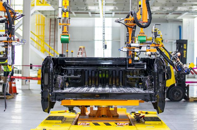Tesla продовжує пасти задніх: Ford запустив збірку електропікапів F-150 Lightning - фото 477524