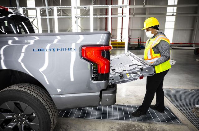 Tesla продовжує пасти задніх: Ford запустив збірку електропікапів F-150 Lightning - фото 477525