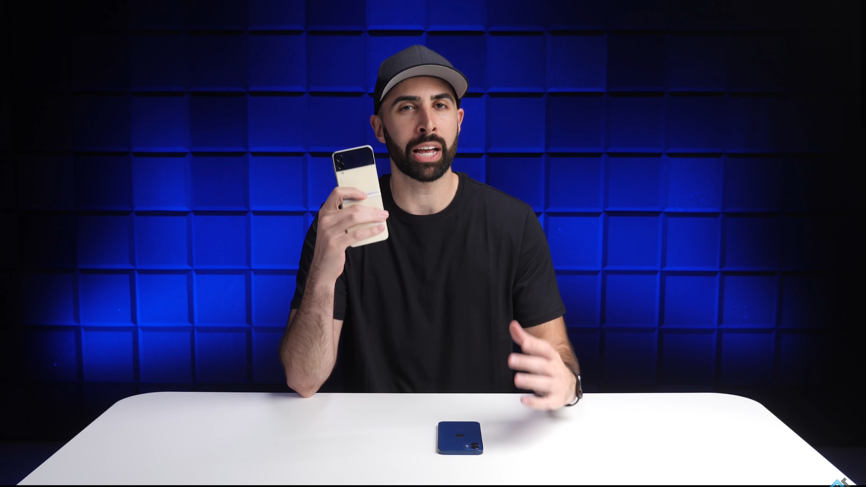 Samsung Galaxy Z Flip3 проти iPhone 12: який смартфон виявиться автономнішим