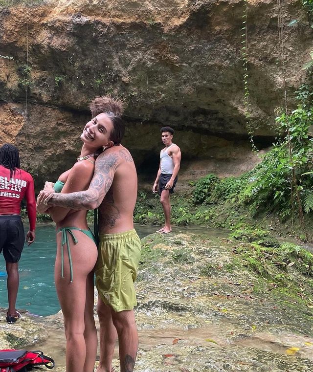 Хейлі Бібер показала свою реальну фігуру на фото з відпочинку: 18+ - фото 477556