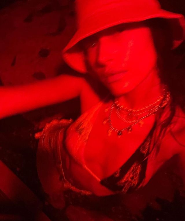 Хейлі Бібер показала свою реальну фігуру на фото з відпочинку: 18+ - фото 477557