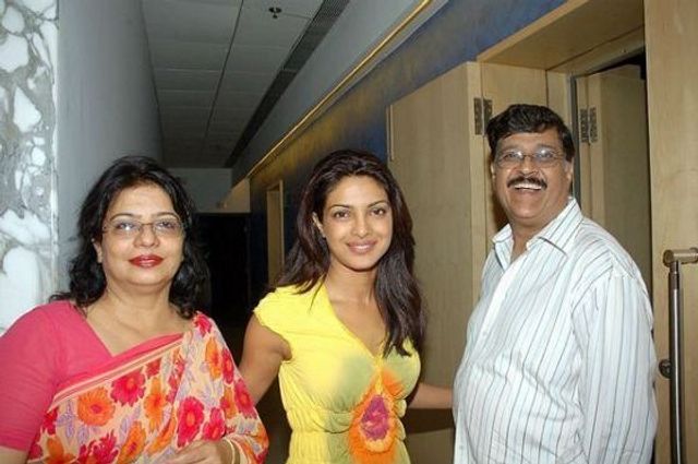 Пріянка Чопра з батьками - фото 477644