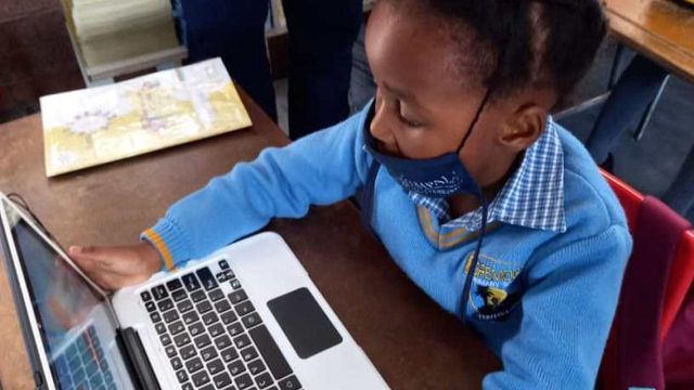 Дитина за ноутбуком- фото 477675