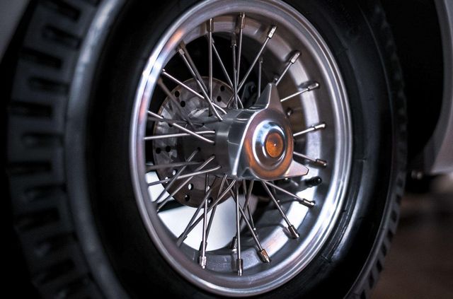 У мережі показали дитячий Aston Martin DB5, який би підійшов для сина Джеймса Бонда - фото 477744
