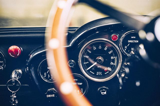 У мережі показали дитячий Aston Martin DB5, який би підійшов для сина Джеймса Бонда - фото 477747