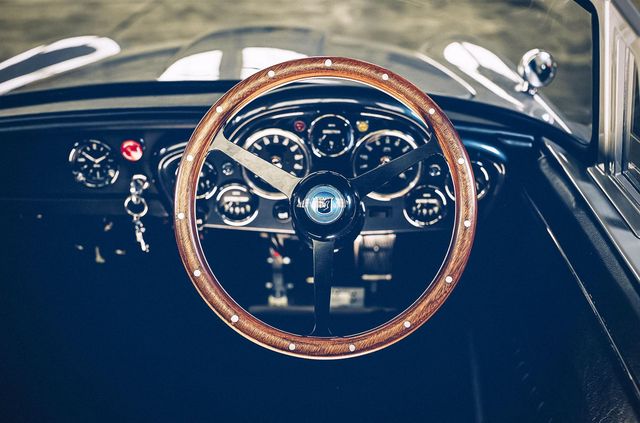 У мережі показали дитячий Aston Martin DB5, який би підійшов для сина Джеймса Бонда - фото 477748