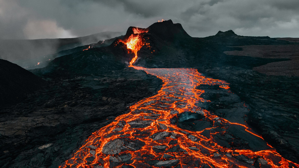 Вулкан вивергнувся уперше за 50 років - фото 1