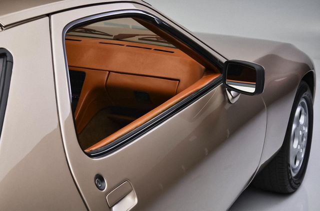 42-річний Porsche 928, яким керував Том Круз, пустили з молотка: сума вражає - фото 477774