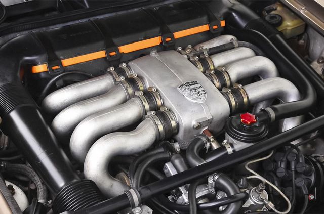 42-річний Porsche 928, яким керував Том Круз, пустили з молотка: сума вражає - фото 477775