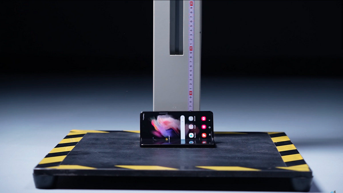 Samsung Galaxy Z Fold3 протестували падіннями на бетон - фото 1