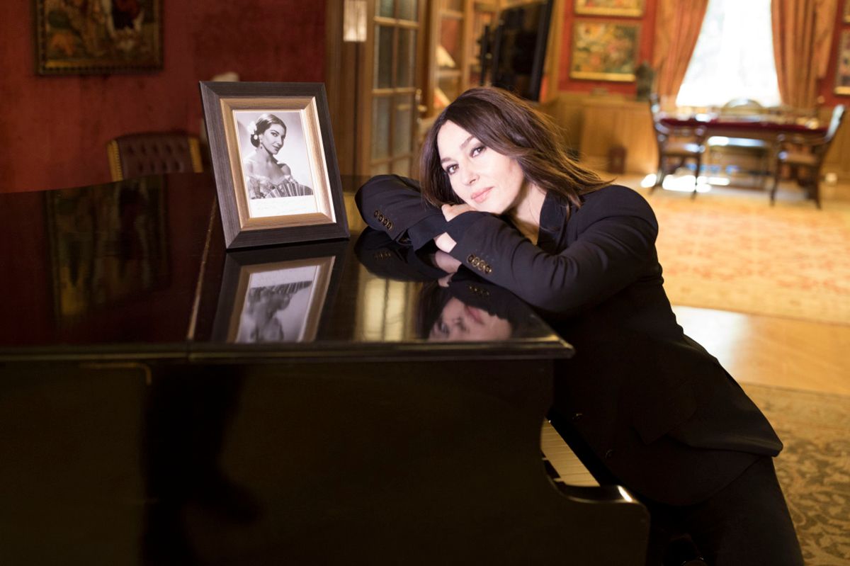 Моніка Белуччі захопила образом у класичному костюмі: елегантність зашкалює