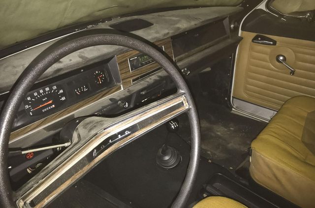 Подивіться на 36-річну Волгу, яка все життя простояла в гаражі - фото 477941