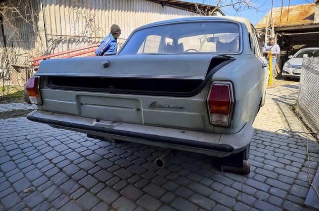 Подивіться на 36-річну Волгу, яка все життя простояла в гаражі - фото 477943