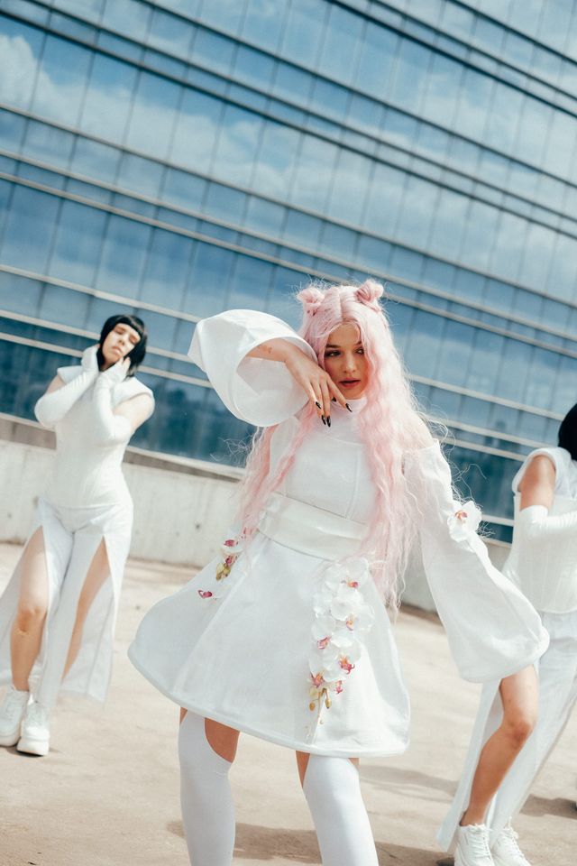 Покохала: Uliana Royce представила танцювальне відео на нову пісню - фото 477958