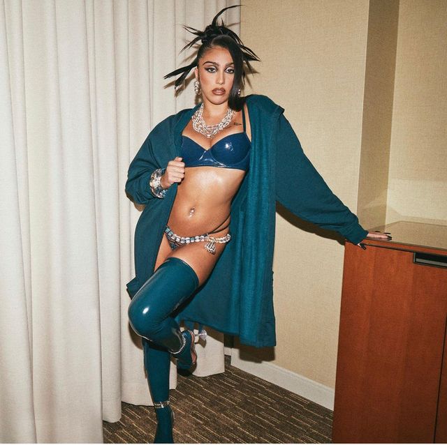 Вся в маму: донька Мадонни позувала у провокативній білизні з латексу - фото 478114