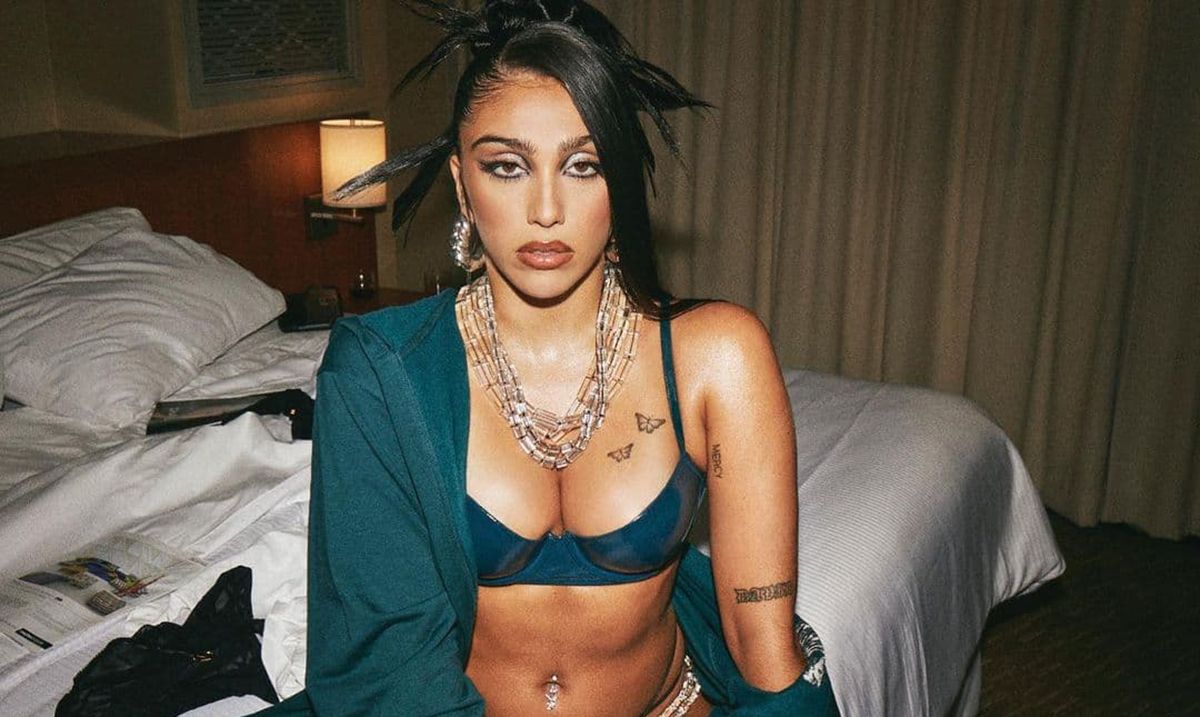 Вся в маму: донька Мадонни позувала у провокативній білизні з латексу