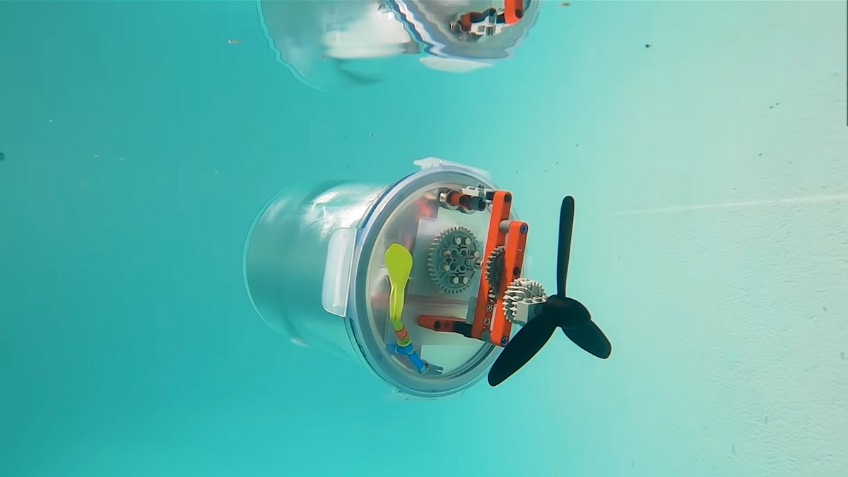 За допомогою LEGO ентузіаст створив підводний човен - фото 1