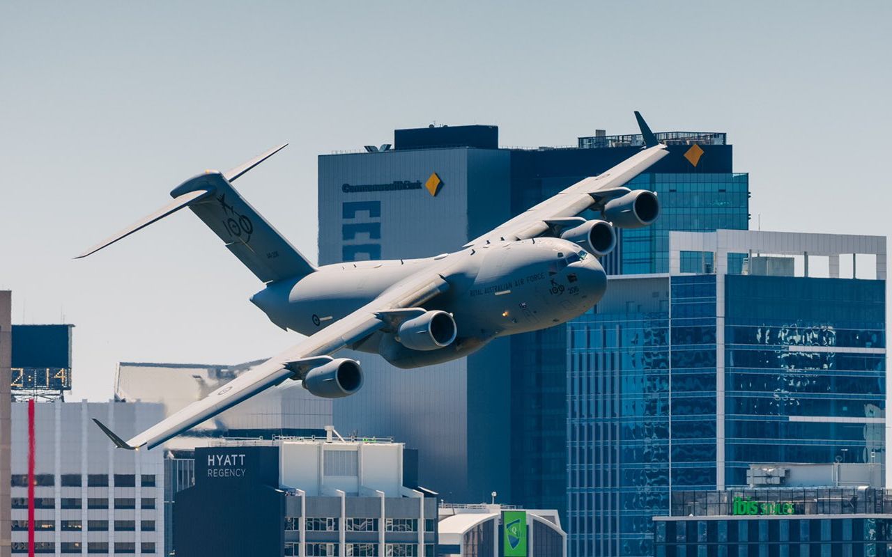 В Австралії військовий літак пролетів між хмарочосами: моторошні відео