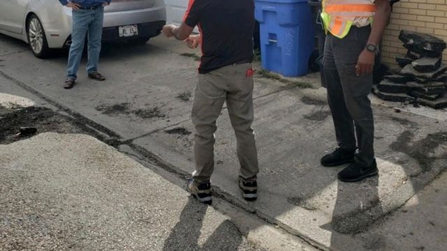 Не витримав: цей американець психанув і розбив лежачого поліцейського киркою - фото 478339