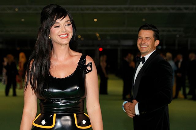 Кеті Перрі підірвала мережу фото у латексному платті - фото 478354