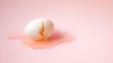 В Еммануеля Макрона пожбурили яйцем: його реакція безцінна