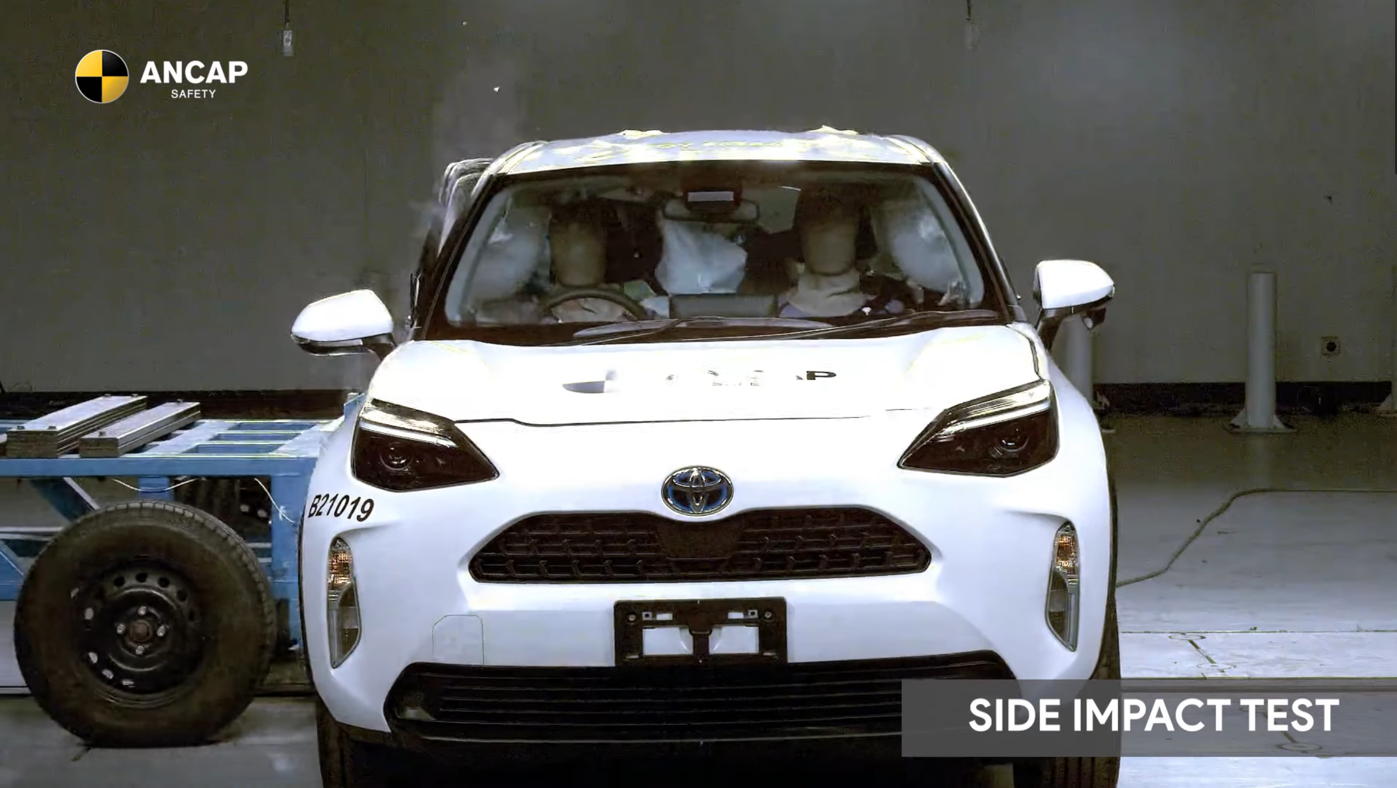 Новенький кросовер Toyota блискуче впорався з краш-тестом: відео