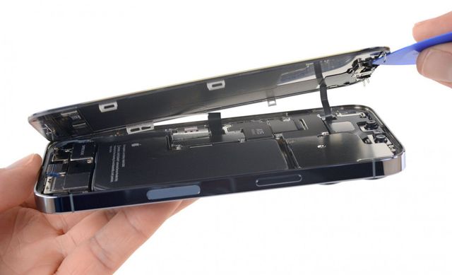 Фахівці iFixit розповіли, чому iPhone 13 Pro краще не виймати з чохла - фото 478480