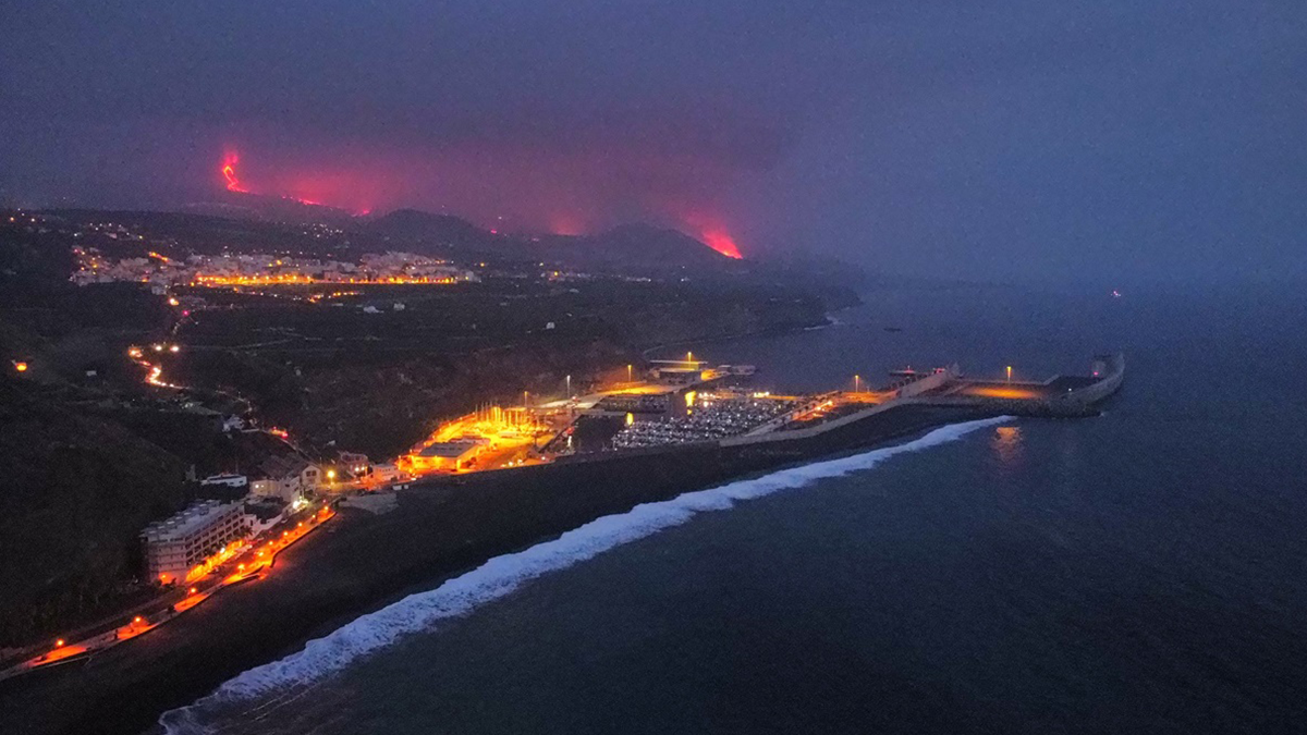 Лава вулкана на Канарах досягла океану: у мережі показали відео
