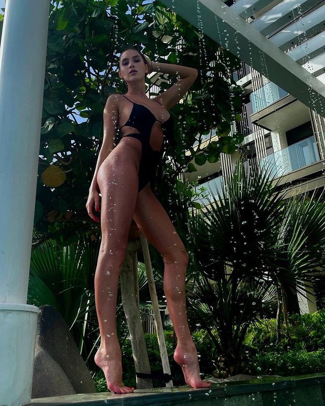 Сексуальна українська гімнастка завела мережу пікантними фото з відпочинку - фото 478719