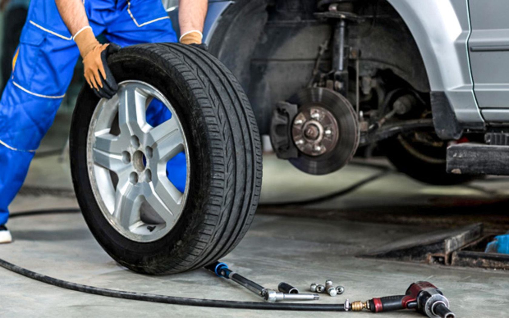 Перевзування авто вдарить по кишені: у скільки обійдуться для водіїв зимові шини