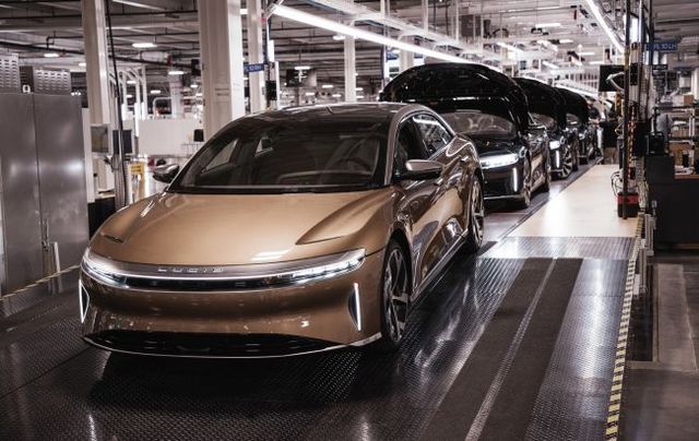 У США почали виробляти серійний електромобіль з найбільшим запасом ходу у світі - фото 478797