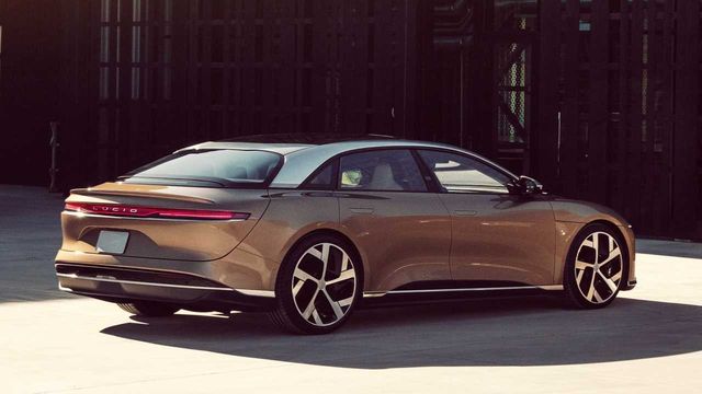 У США почали виробляти серійний електромобіль з найбільшим запасом ходу у світі - фото 478798