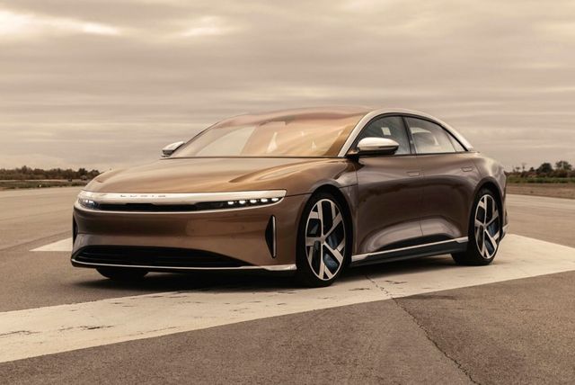 У США почали виробляти серійний електромобіль з найбільшим запасом ходу у світі - фото 478799