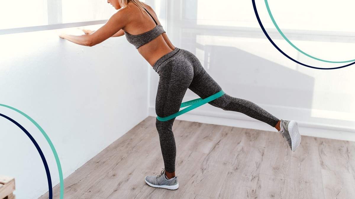 Як тренуватися вдома з фітнес-резинкою: найкращі вправи