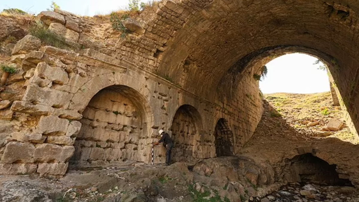 У Туреччині археологи знайшли VIP-ложі в амфітеатрі, якому 1800 років - фото 1