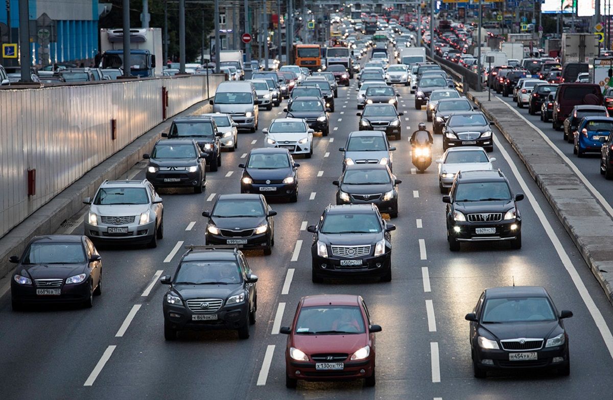 З 1 жовтня водії повинні їздити з увімкненими фарами: який штраф за недотримання правила - фото 1
