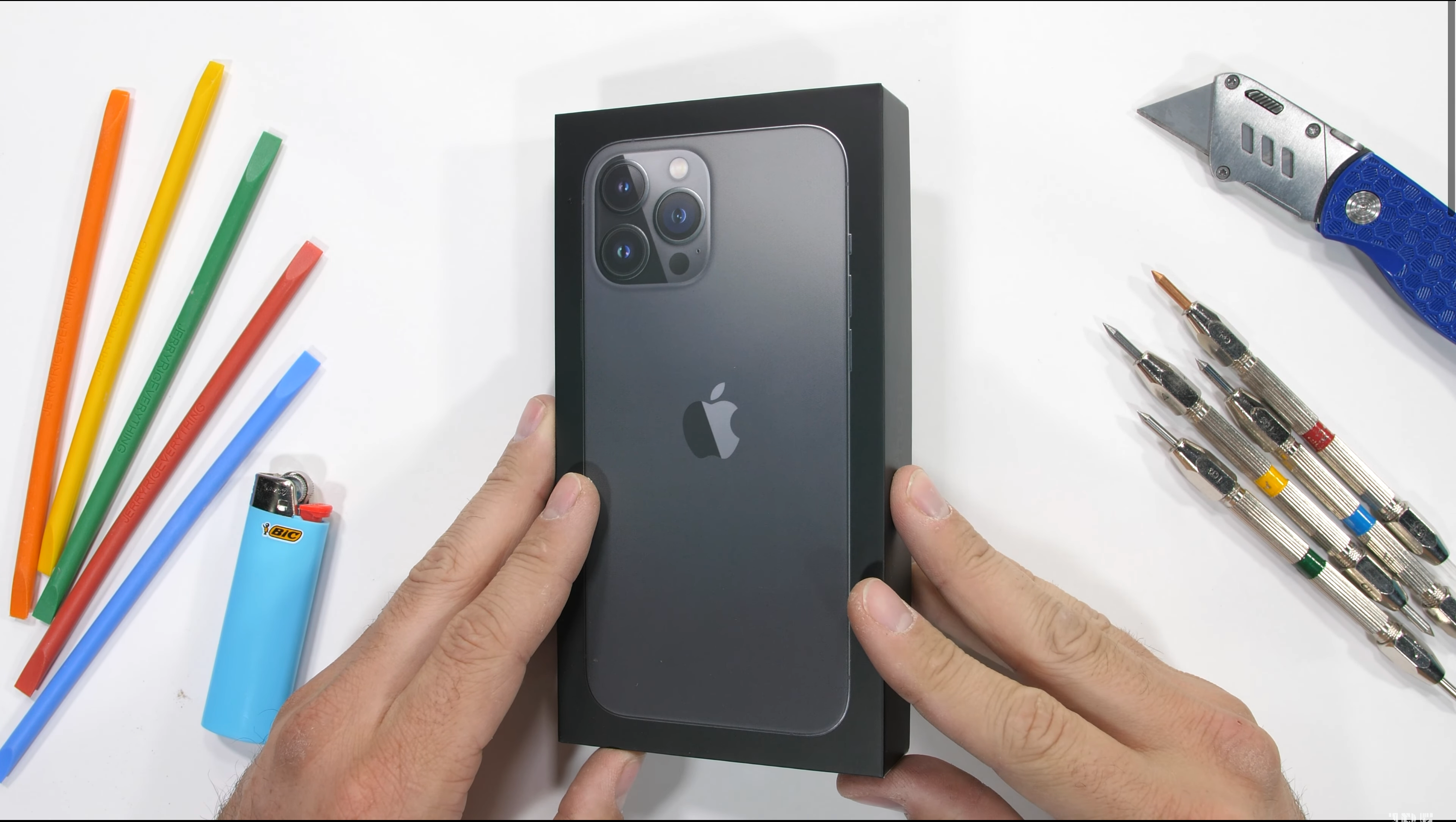 Гнули та палили: iPhone 13 Pro Max пройшов тест на міцність