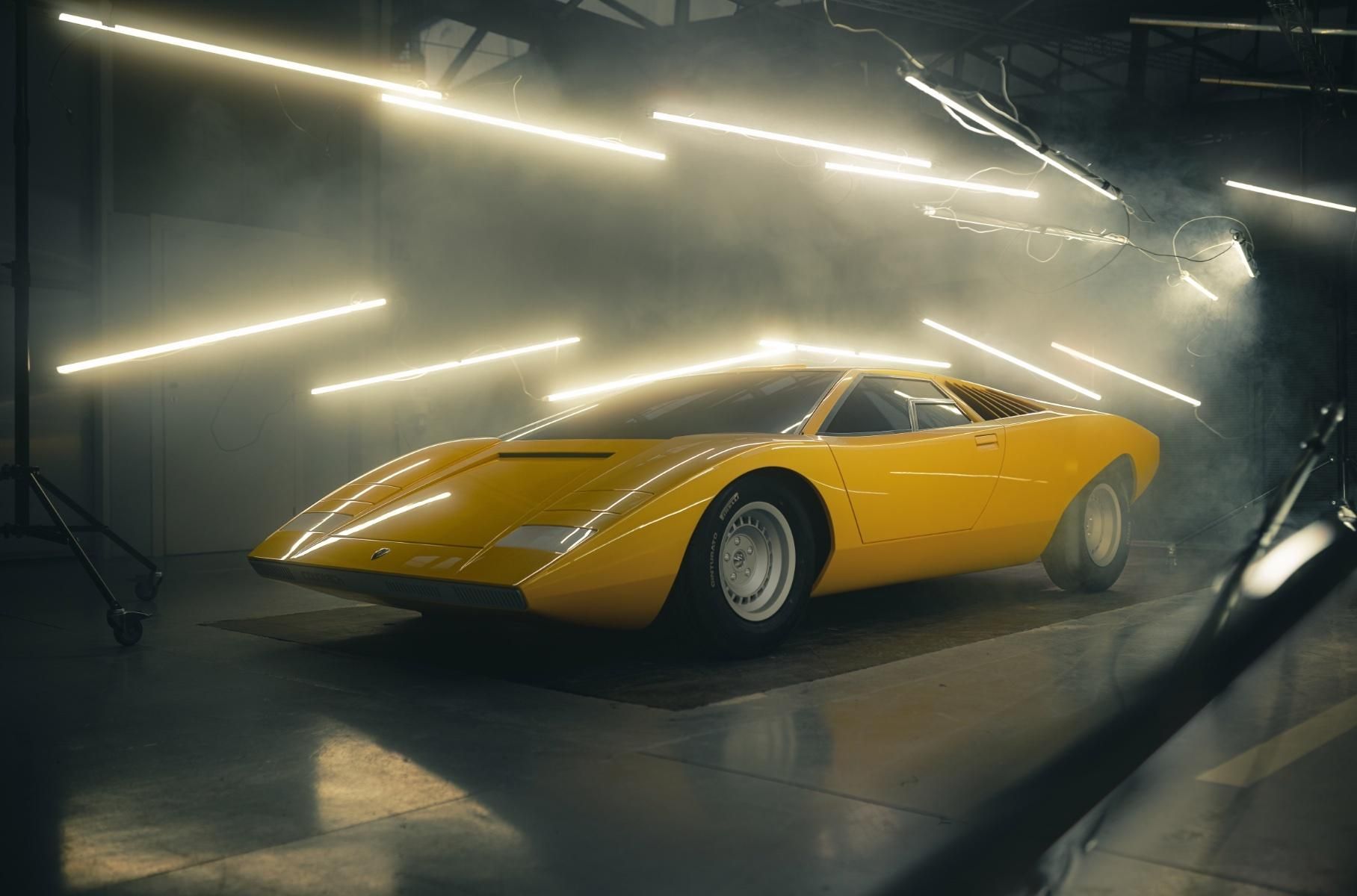 Lamborghini побудувала репліку свого першого суперкара Countach