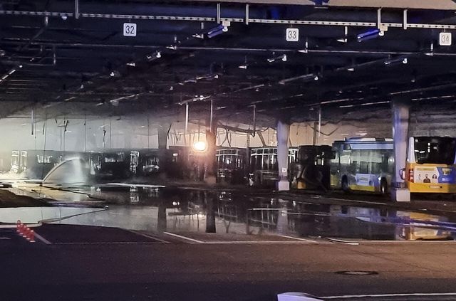 У Німеччині згорів музей раритетних автобусів: у всьому винен електробус - фото 479150