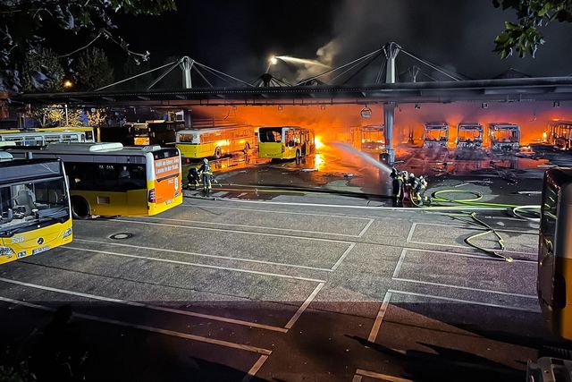 У Німеччині згорів музей раритетних автобусів: у всьому винен електробус - фото 479151