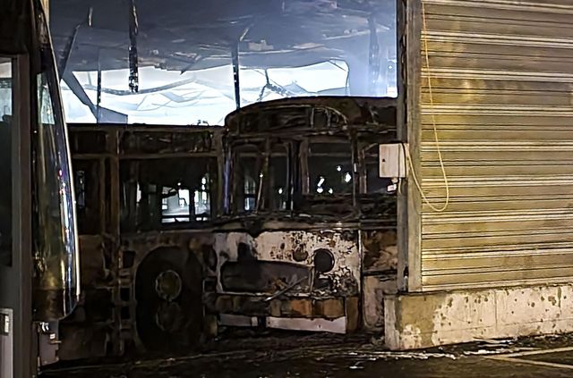 У Німеччині згорів музей раритетних автобусів: у всьому винен електробус - фото 479153