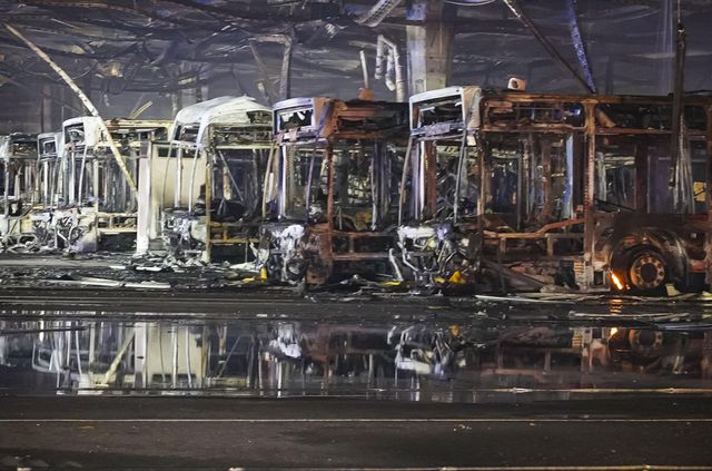 У Німеччині згорів музей раритетних автобусів: у всьому винен електробус - фото 479154