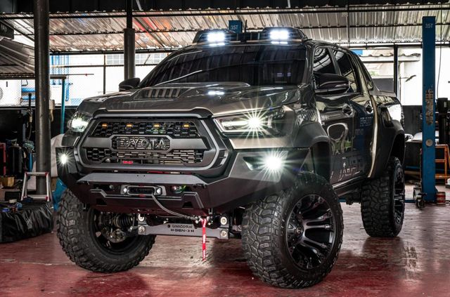 Як виглядає Toyota Hilux, підготовлений до божевільного бездоріжжя - фото 479188