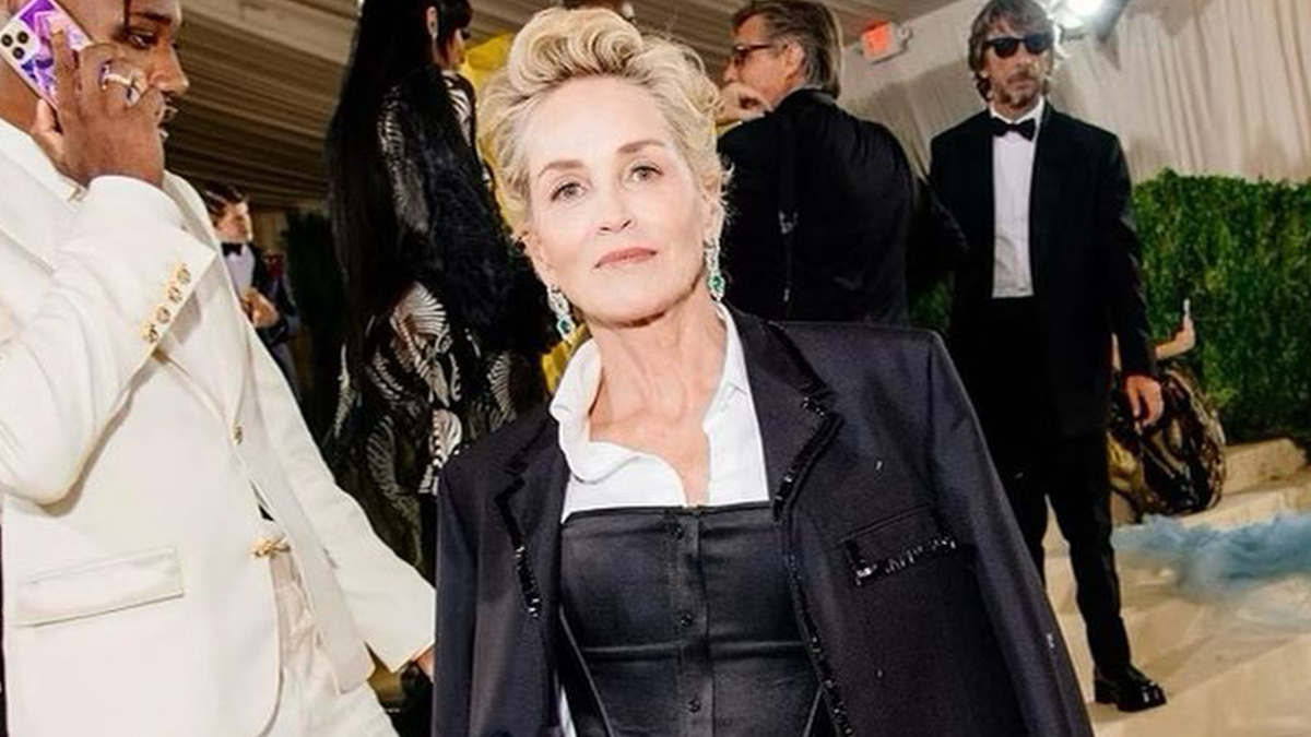 Розкішна Шерон Стоун позувала напівголою у ліжку: пікантний знімок