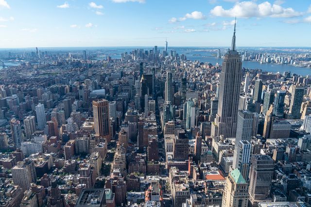 У Нью-Йорку відкрився оглядовий майданчик з прозорою підлогою: фото з 300-метрової висоти - фото 479253