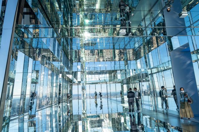 У Нью-Йорку відкрився оглядовий майданчик з прозорою підлогою: фото з 300-метрової висоти - фото 479255