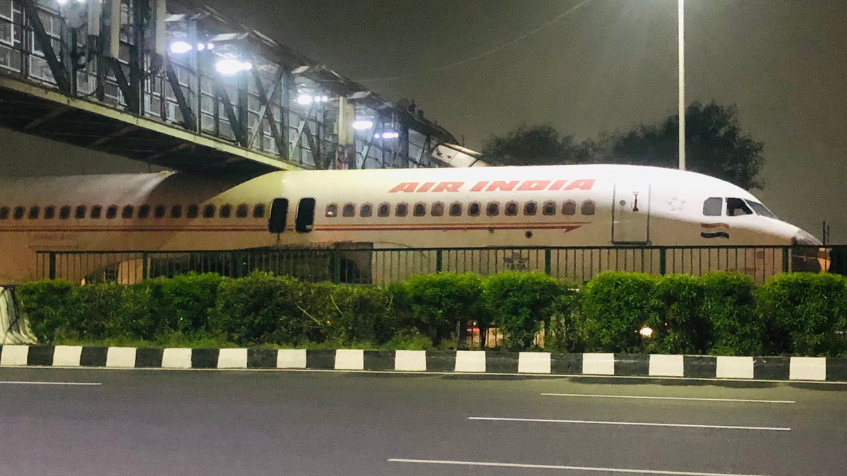 В Індії літак застряг під мостом - фото 1