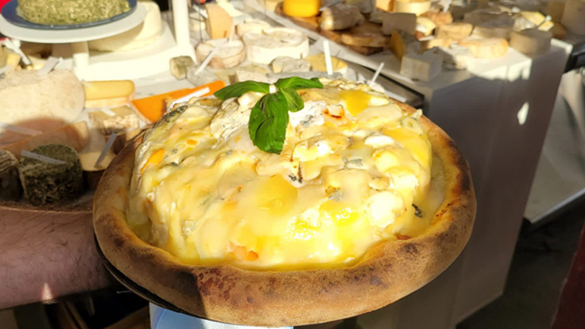 Понад 800 сортів сиру в одній піці: у Франції встановили новий рекорд